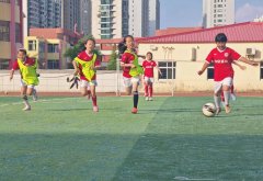 这更他正在脚球道上走下去的决心